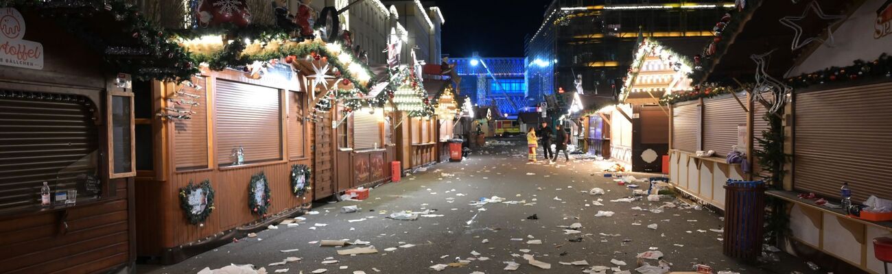 Blick auf den abgesperrten Weihnachtsmarkt in Magdeburg nach dem Anschlag. (Archivbild), © Heiko Rebsch/dpa