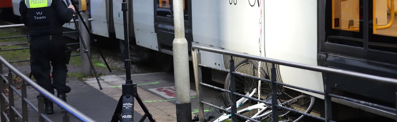 Bei einem Verkehrsunfall hat eine Radfahrerin in Köln schwere Kopfverletzungen erlitten., © Sascha Thelen/dpa