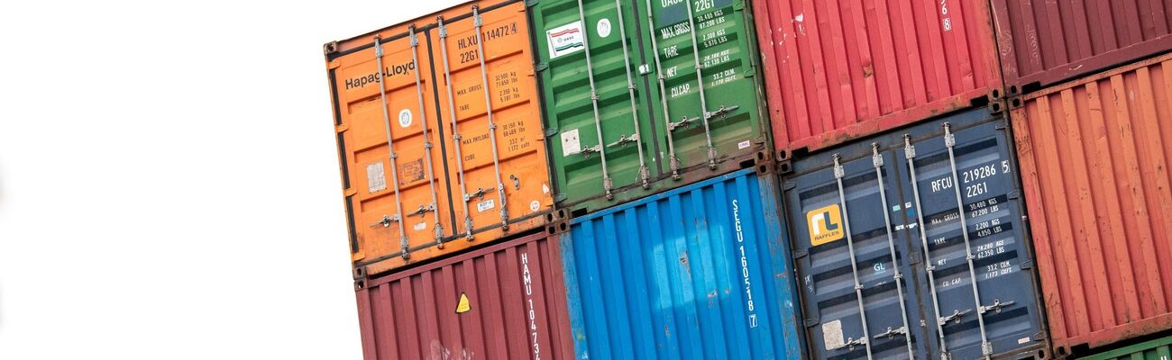 In Herford hat ein Lastwagenfahrer einen vergleichbaren Container verloren. (Symbolbild), © Daniel Bockwoldt/Deutsche Presse-Agentur GmbH/dpa