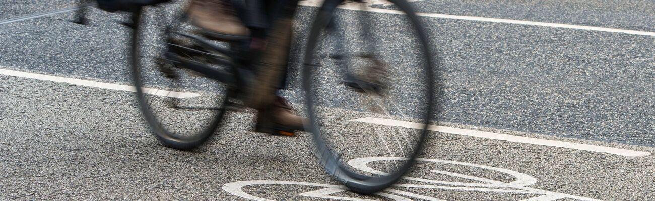 Ein Unbekannter spannt bei Düsseldorf immer wieder Drahtseile über Radwege - nun ist eine Belohnung ausgesetzt. (Symbolbild), © Andreas Arnold/dpa