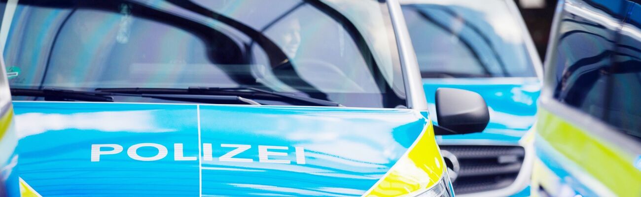 Ein Autofahrer ist auf der Flucht in Brüggen am Niederrhein etwa eineinhalb Kilometer mit einem Polizisten auf der Motorhaube gefahren. (Symbolbild), © Rolf Vennenbernd/dpa