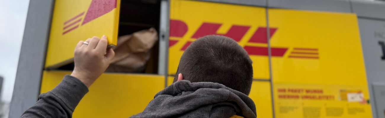 Ein typischer DHL-Paketautomat, der gerade von einem Paketboten befüllt wird. (Archivbild), © Wolf von Dewitz/dpa-Zentralbild/dpa