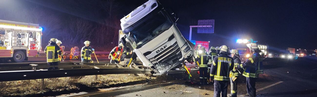 Ein umgekippter Lkw auf der A2 sorgt für erhebliche Einschränkungen im Berufsverkehr., © Christian Müller/dpa