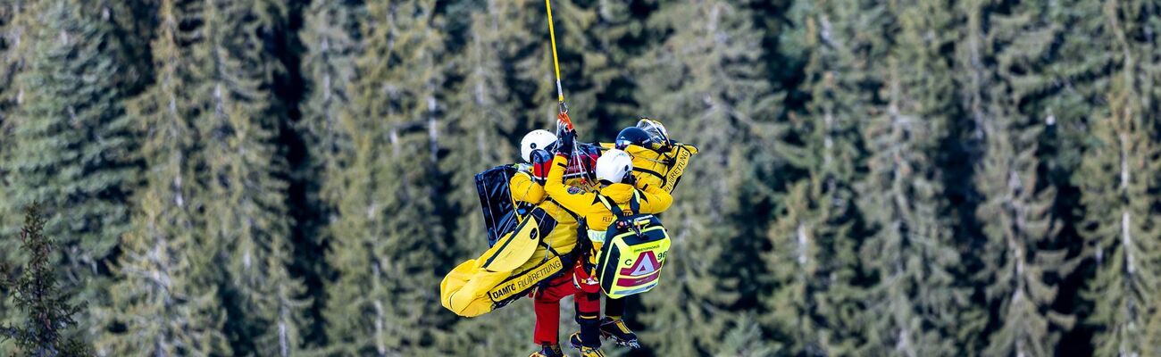 Der Österreicher Felix Hacker wurde nach einem Trainingssturz in Kitzbühel per Hubschrauber geborgen., © Expa/Johann Groder/APA/dpa