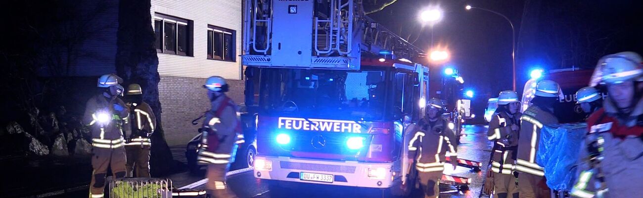 Die Feuerwehr rettete mehrere Menschen aus dem verqualmten Haus. , © Justin Brosch/- /dpa