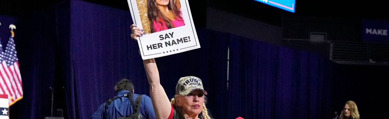 Eine Trump-Unterstützerin hält bei einer Wahlkampfveranstaltung im Bundesstaate Georgia ein Schild in die Höhe, dass die ermordete Studentin Laken Riley zeigt. (Archivbild), © Mike Stewart/AP