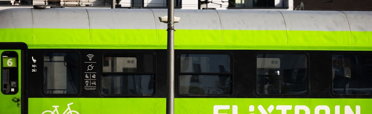 Ein Flixtrain im Kölner Hauptbahnhof (Archivbild)., © Rolf Vennenbernd/dpa