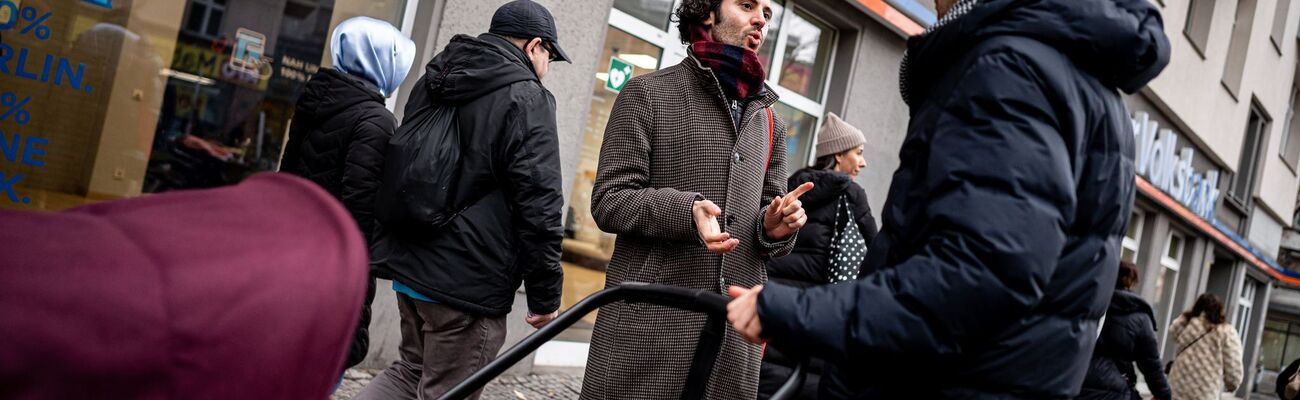 Wenn Hakan Demir, Bundestagsabgeordneter der SPD, in seinem Wahlkreis Berlin-Neukölln unterwegs ist, wird er häufig auf der Straße angesprochen. Manchmal geht es in den Gesprächen um Fragen des Asylrechts oder um faire Löhne., © Fabian Sommer/dpa