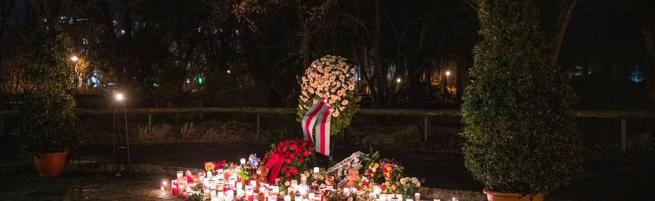 Mit Kerzen und Blumen wird an die Opfer erinnert., © Daniel Vogl/dpa