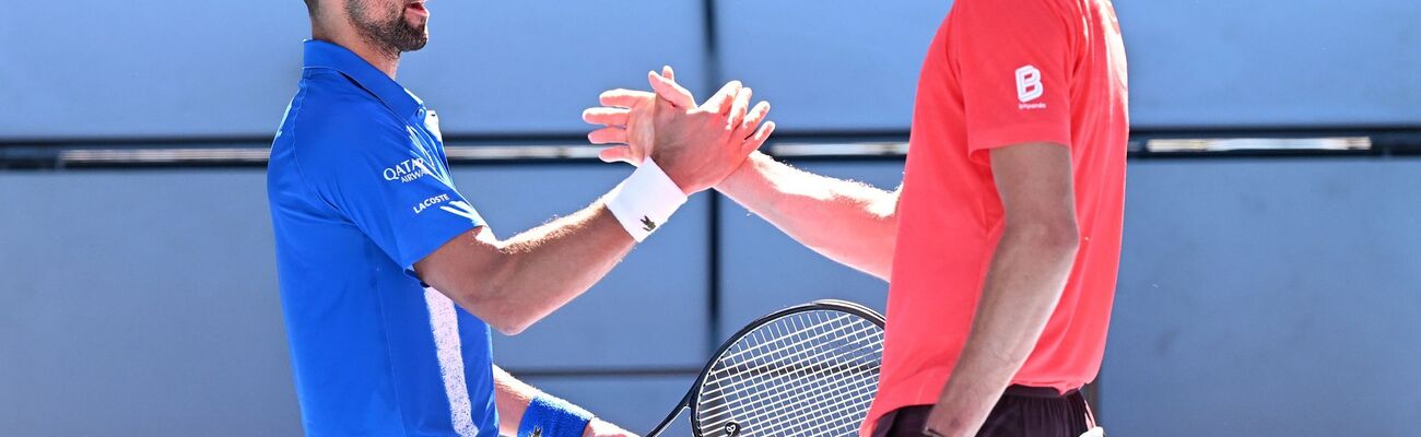 Nach dem verlorenen ersten Satz gratulierte Novak Djokovic (l) Alexander Zverev., © James Ross/AAP/dpa