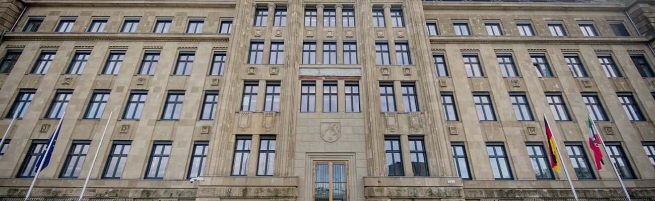 Nordrhein-Westfalens Ministerpräsident Hendrik Wüst (CDU) hat sich erstmals zum Korruptionsskandal um die Sanierung der Staatskanzlei geäußert. (Archivbild), © Henning Kaiser/dpa