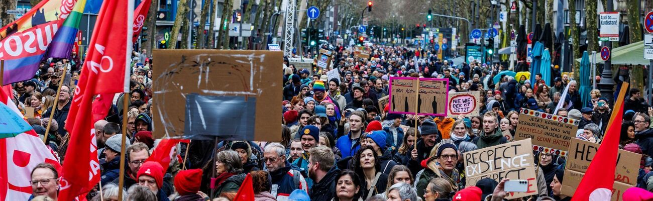 An dem lautstarken Protestzug mit Trommeln und Kochtöpfen durch die Kölner Innenstadt nahmen nach Schätzungen der Polizei etwa 15.000 bis 20.000 Menschen teil. , © Christoph Reichwein/dpa