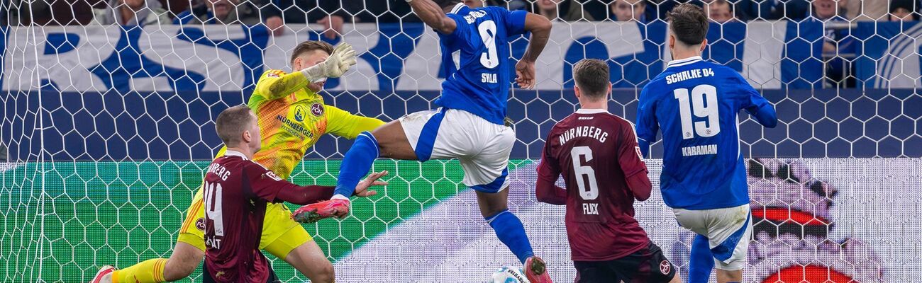 Schalkes Moussa Sylla erzielt das Tor zum 3:1., © David Inderlied/dpa