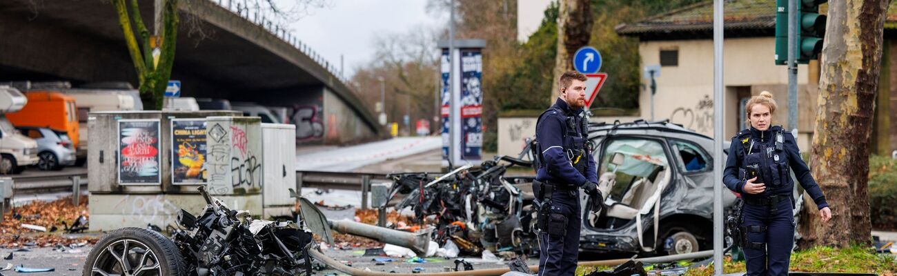 Nach ersten Erkenntnissen der Beamten war das Auto am Vormittag mit überhöhter Geschwindigkeit unterwegs und ins Schleudern geraten., © Christoph Reichwein/dpa