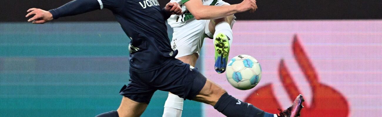 Umkämpfte Partie im Borussia-Park., © Federico Gambarini/dpa