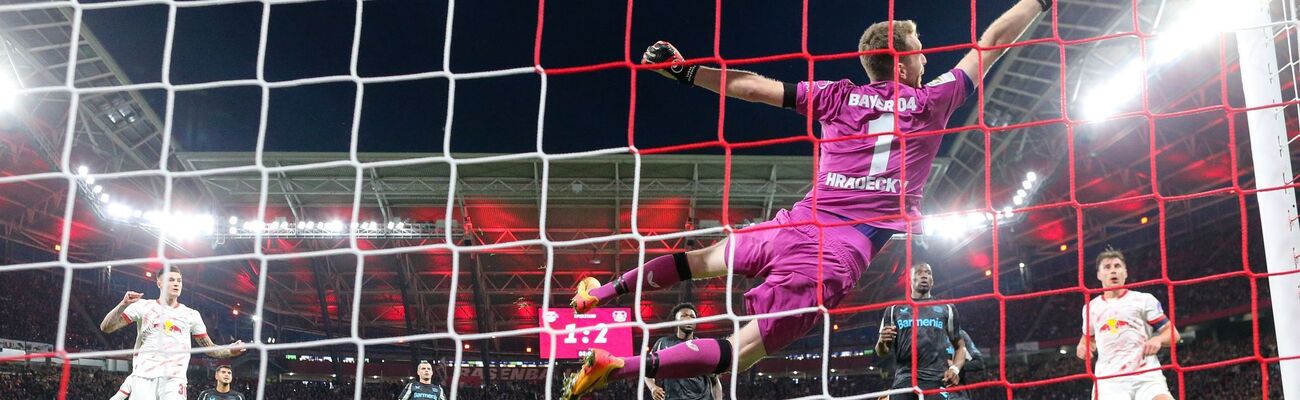 Chancenlos: Bayer-Torwart Lukas Hradecky kann das 2:2 nicht verhindern., © Jan Woitas/dpa