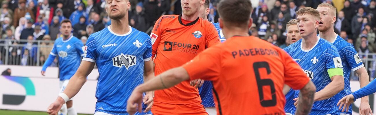 Der SV Darmstadt 98 (blau) und der SC Paderborn lieferten sich ein umkämpftes Duell mit nur wenigen Höhepunkten., © Thomas Frey/dpa