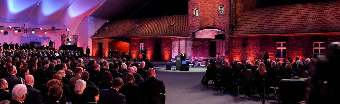 Die Holocaust-Überlebende Tova Friedman spricht bei Gedenkfeier zum 80. Jahrestag der Befreiung des ehemaligen deutschen Konzentrations- und Vernichtungslagers Auschwitz-Birkenau. (Foto aktuell), © Czarek Sokolowski/AP/dpa