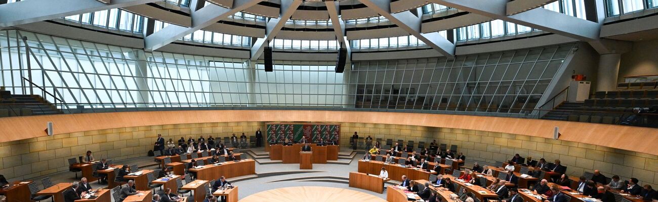 Der NRW-Landtag debattiert am Mittwoch in einer Aktuellen Stunde über politische Konsequenzen aus den Gewalttaten in Aschaffenburg und Nordrhein-Westfalen (Foto-Archiv)., © Federico Gambarini/dpa