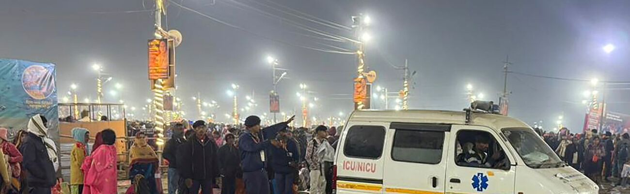 Ein Krankenwagen verlässt den Ort einer Massenpanik beim weltgrößten Pilgerfest in Indien. (Foto aktuell), © Rajesh Kumar Singh/AP/dpa