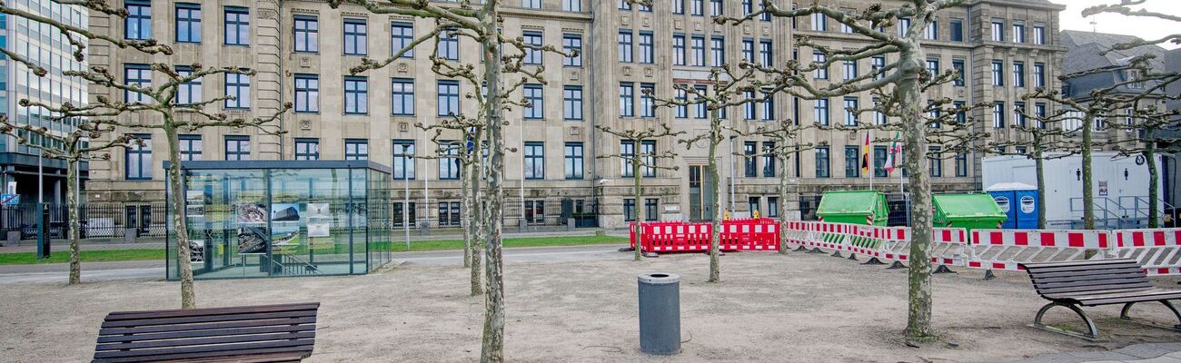 Die Staatskanzlei am Düsseldorfer Rheinufer ist der Sitz von CDU-Ministerpräsident Hendrik Wüst. (Archivbild), © Henning Kaiser/dpa