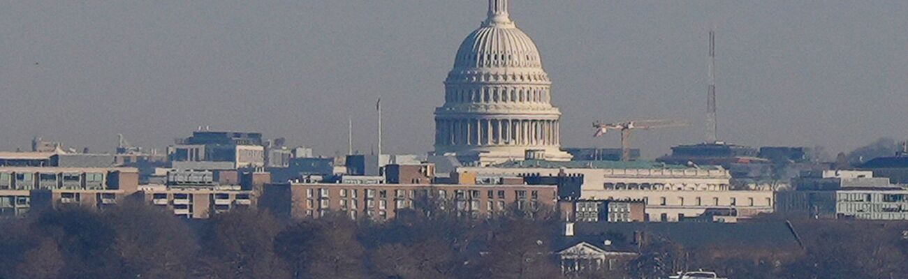 Am Morgen nach dem Absturz suchen Helfer nach Überlebenden und Toten in Washington., © Carolyn Kaster/AP/dpa