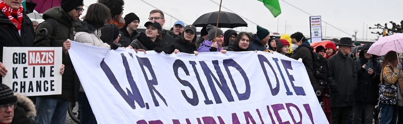 Demonstranten in Düsseldorf protestieren gegen die Abstimmung der Union mit der AfD., © Roberto Pfeil/dpa