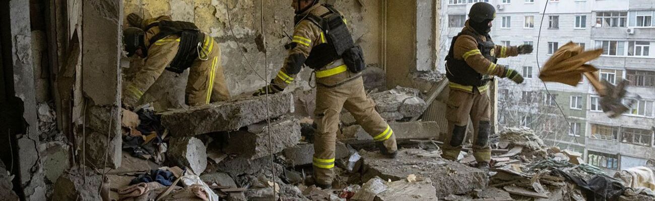 Nach dem russischen Drohnentreffer in Sumy werden mindestens neuen Tote gezählt. , © Uncredited/Ukrainian Emergency Service/AP/dpa