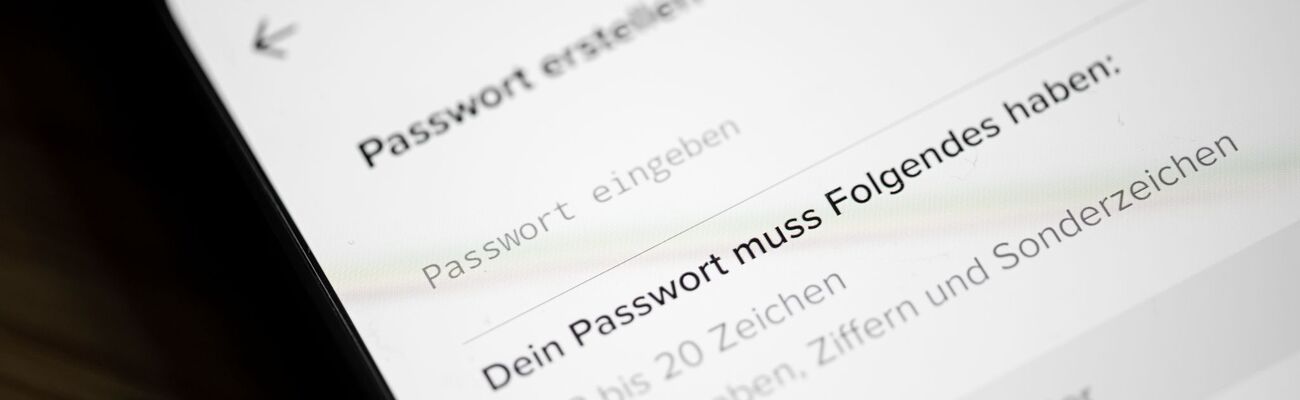 Nutzt man ein Passwort mehrfach, könnten Cyberkriminelle bei einem Datenleck Zugriff auf mehrere Konten bekommen. (Symbolbild), © Fabian Sommer/dpa/dpa-tmn