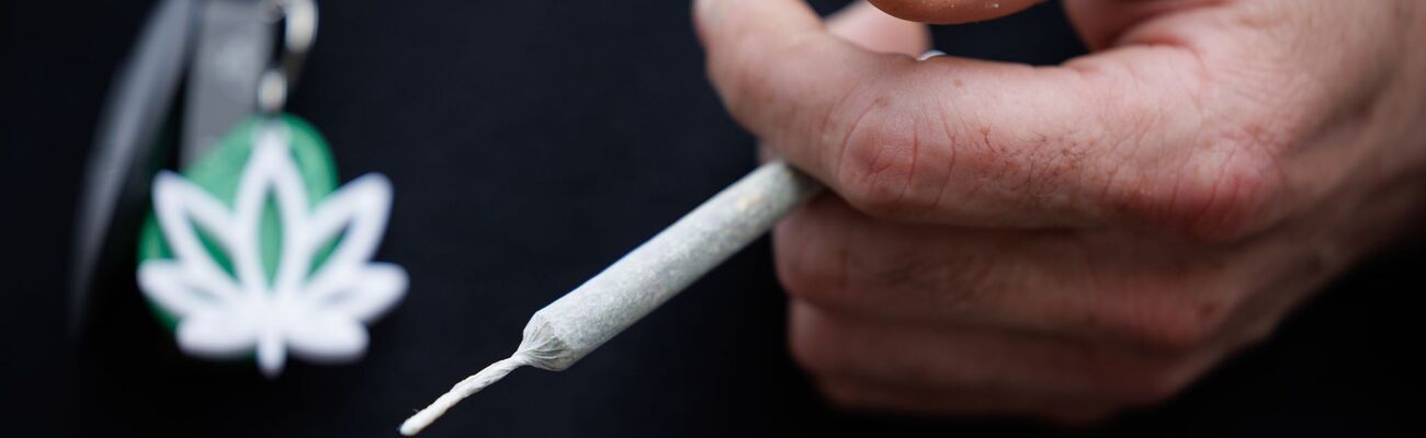 Ein Joint mit Cannabis ist in der Abgabestelle einer Anbauvereinigung zu sehen. (Archivbild), © Friso Gentsch/dpa