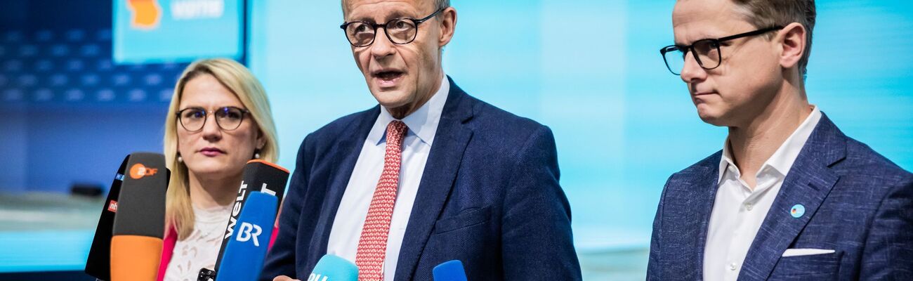 Unionskanzlerkandidat Friedrich Merz (CDU) hat die Bedeutung des Demonstrationsrechts betont und gleichzeitig Friedlichkeit angemahnt. , © Christoph Soeder/dpa