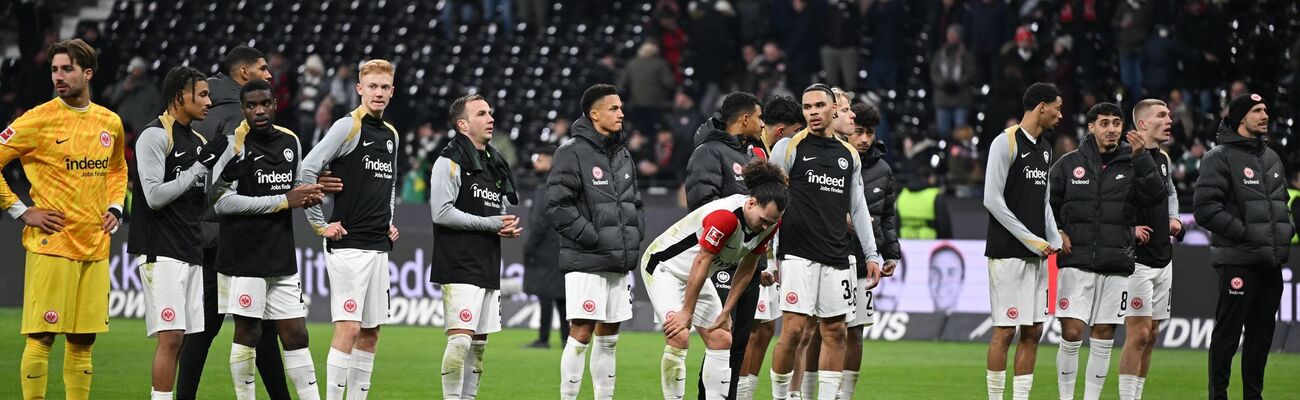 Waren mit dem Punkt nicht zufrieden: Die Spieler von Eintracht Frankfurt, © Arne Dedert/dpa