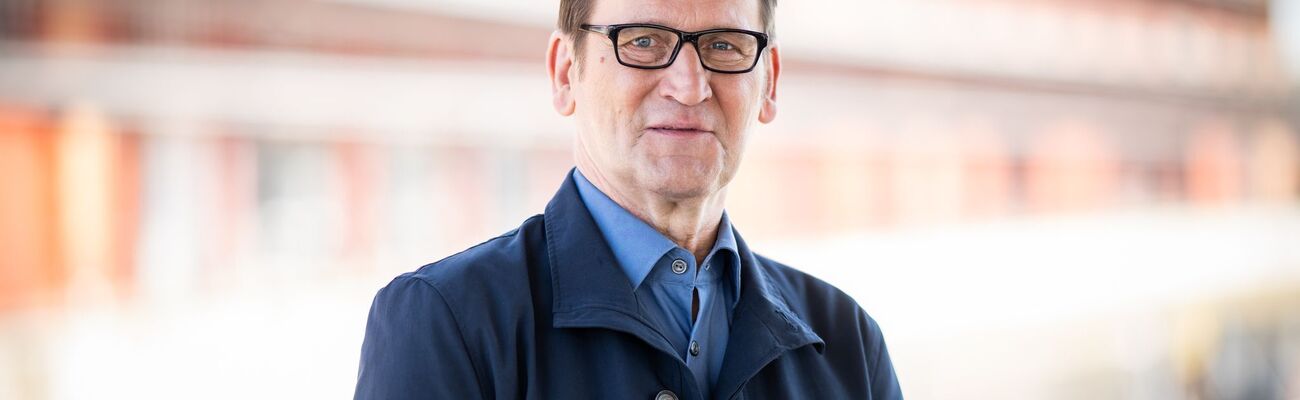 Sekttrinken auf der Berlinale hat Ingo Naujoks bislang noch keinen neuen Job gebracht. (Archivbild), © Daniel Reinhardt/dpa