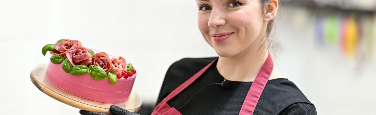 Anna Burkhardt aus Mannheim stellt Wursttorten her - auf Wunsch auch mit Salamirosen und Basilikumblättern., © Uwe Anspach/dpa