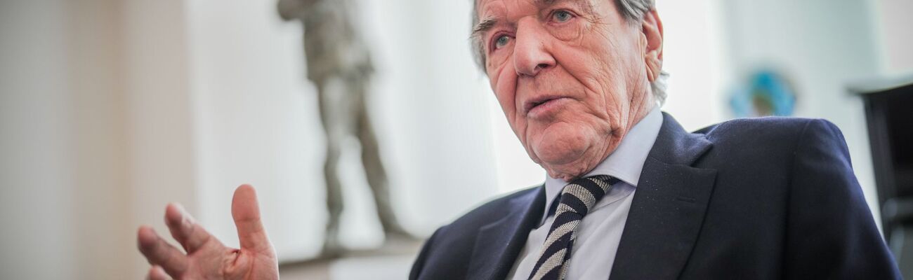 Ex-Kanzler Gerhard Schröder (SPD) hat sich wegen einer Burnout-Diagnose in klinische Behandlung begeben., © Michael Kappeler/dpa