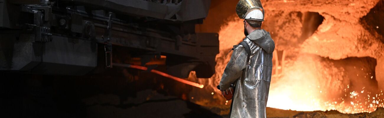 Der Vorstand von Deutschlands größtem Stahlhersteller Thyssenkrupp Steel fordert bessere Rahmenbedingungen für die Stahlindustrie in Deutschland. Stahlchef Dennis Grimm machte dies am Mittwoch bei einem Besuch von Bundeskanzler Scholz in Duisburg deutlich. (Archivbild), © Federico Gambarini/dpa