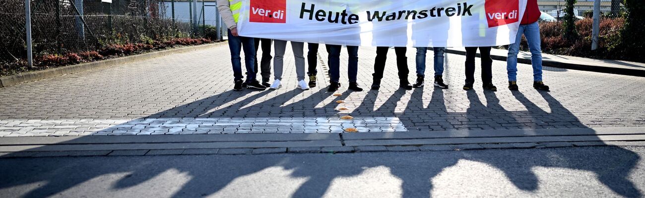 Warnstreikende am Kölner Briefzentrum., © Federico Gambarini/dpa