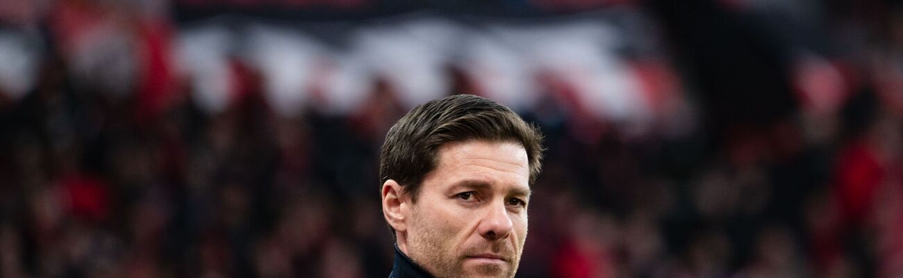 Leverkusens Trainer Xabi Alonso erwartet im DFB-Pokal gegen den 1. FC Köln ein hitziges Duell. , © Marius Becker/dpa