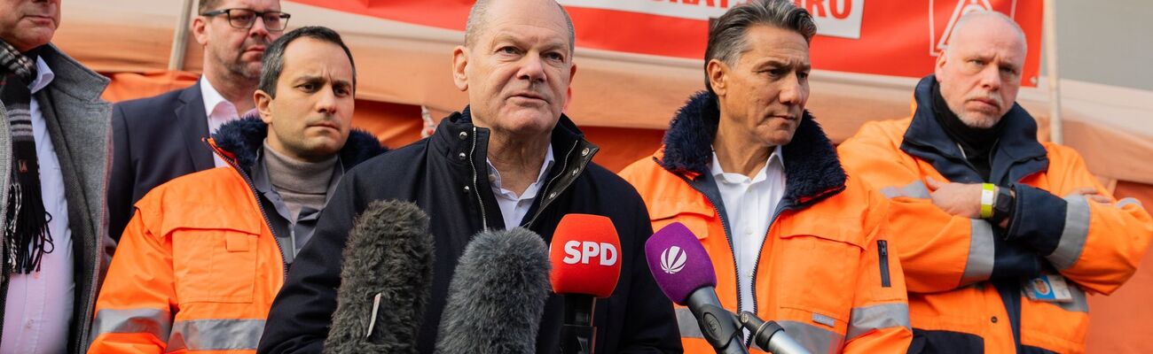 SPD-Kanzlerkandidat Scholz ist überzeugt, dass auch in Zukunft Stahl in Deutschland und Europa produziert werden kann. Er ist dafür, dass die Stahlindustrie auch weiterhin auf klimaschonendere Prozesse umgestellt wird. , © Rolf Vennenbernd/dpa