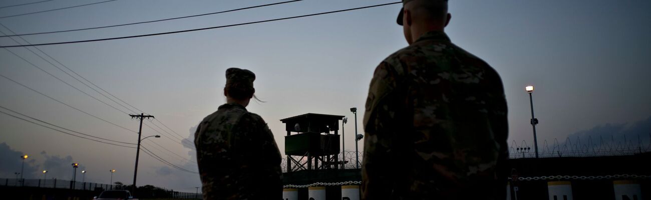 Der US-Marinestützpunkt Guantánamo Bay auf Kuba ist berüchtigt wegen eines umstrittenen Gefangenenlagers, das die Vereinigten Staaten nach den Anschlägen vom 11. September 2001 errichtet hatten. (Archivbild), © Ramon Espinosa/AP/dpa