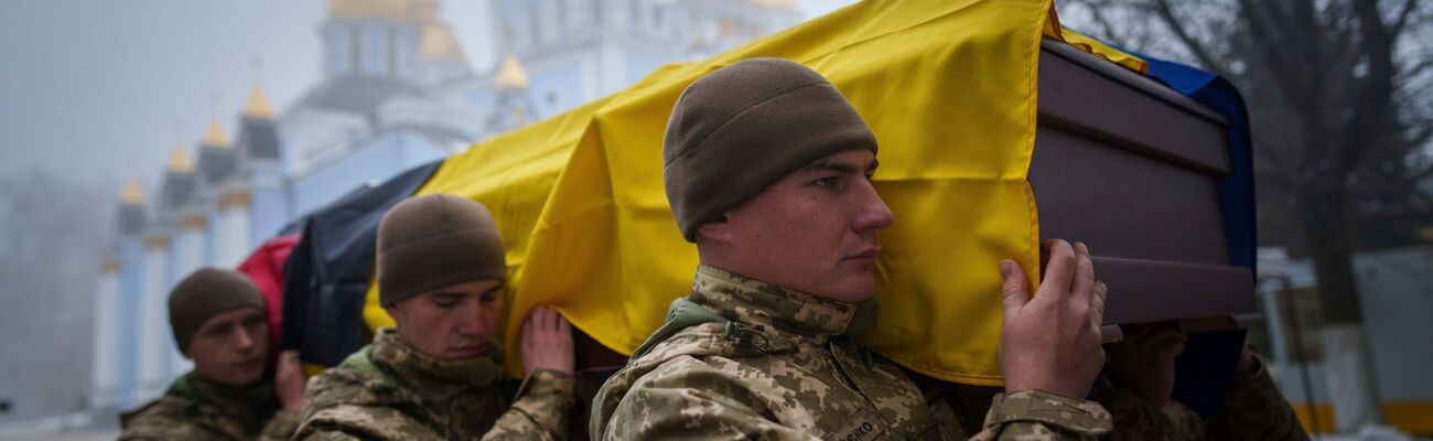 Beerdigungen von Soldaten sind in der Ukraine an der Tagesordnung. (Archivbild), © Evgeniy Maloletka/AP/dpa