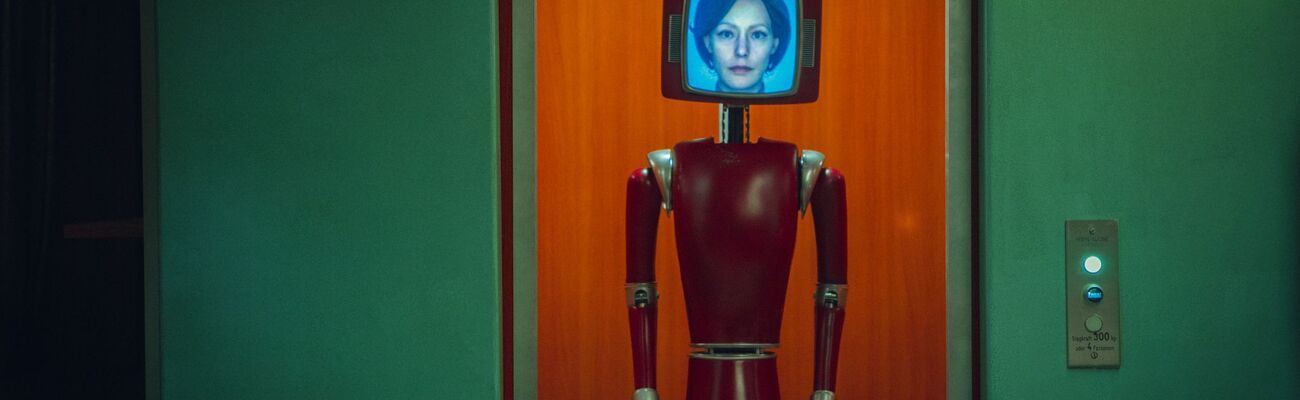 Roboter Cassandra (Lavinia Wilson) stammt aus einer anderen Zeit., © Sasha Ostrov/Netflix/dpa