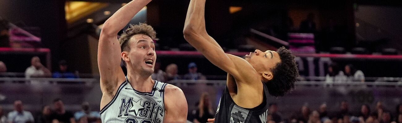 Franz Wagner (l) führte die Orlando Magic zum Erfolg gegen die San Antonio Spurs um Victor Wembanyama., © John Raoux/AP/dpa