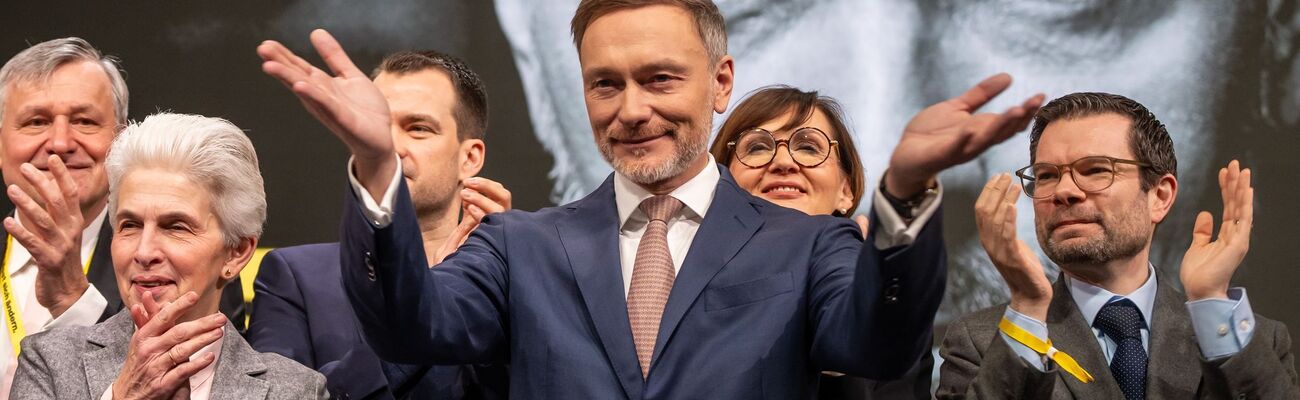 Der Vorsitzende im Mittelpunkt: Christian Lindner auf dem FDP-Parteitag, © Michael Kappeler/dpa