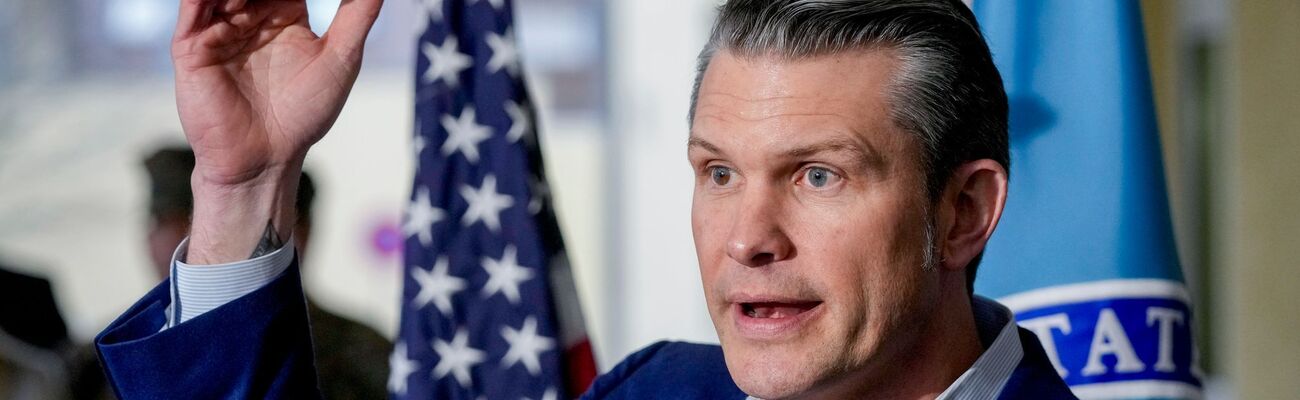 Pentagon-Chef Hegseth stellt eine Überprüfung der amerikanischen Truppenstärke überall in Aussicht. , © Michael Probst/AP/dpa