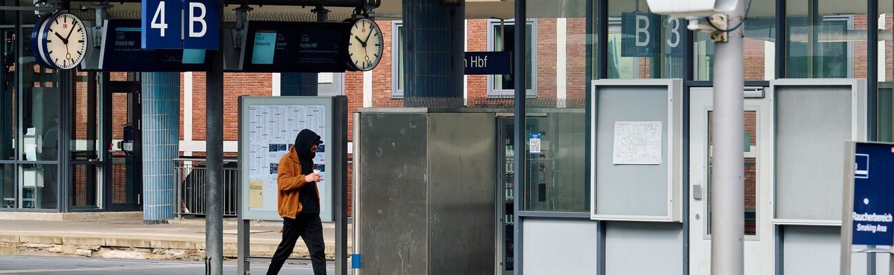 Zwischen Ende Februar und 25. April fällt der Halt Bochum Hbf komplett aus. (Archivbild), © Bernd Thissen/dpa