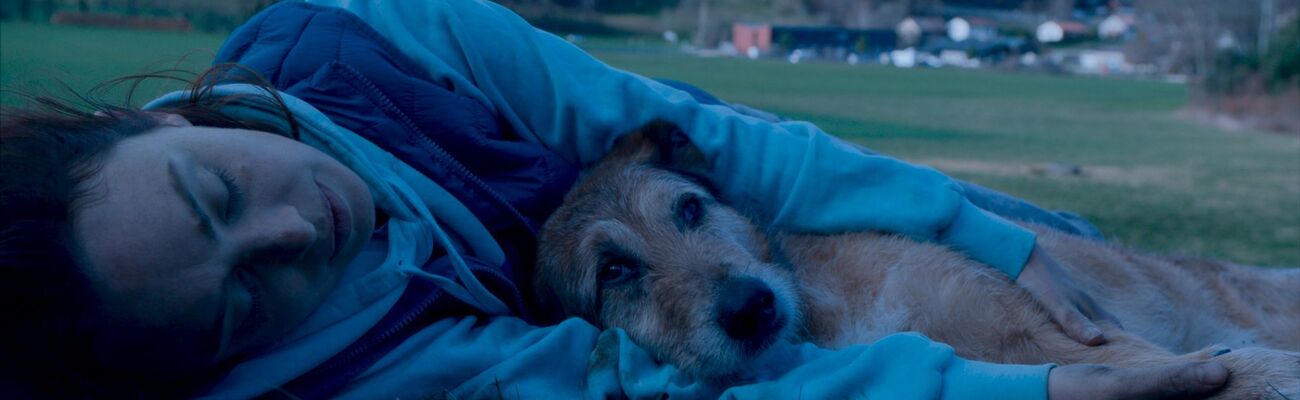 Laetitia Dosch als Avril Lucciani und Hund Cosmos in einer Szene des Films "Hundschuldig"., © -/Weltkino /dpa