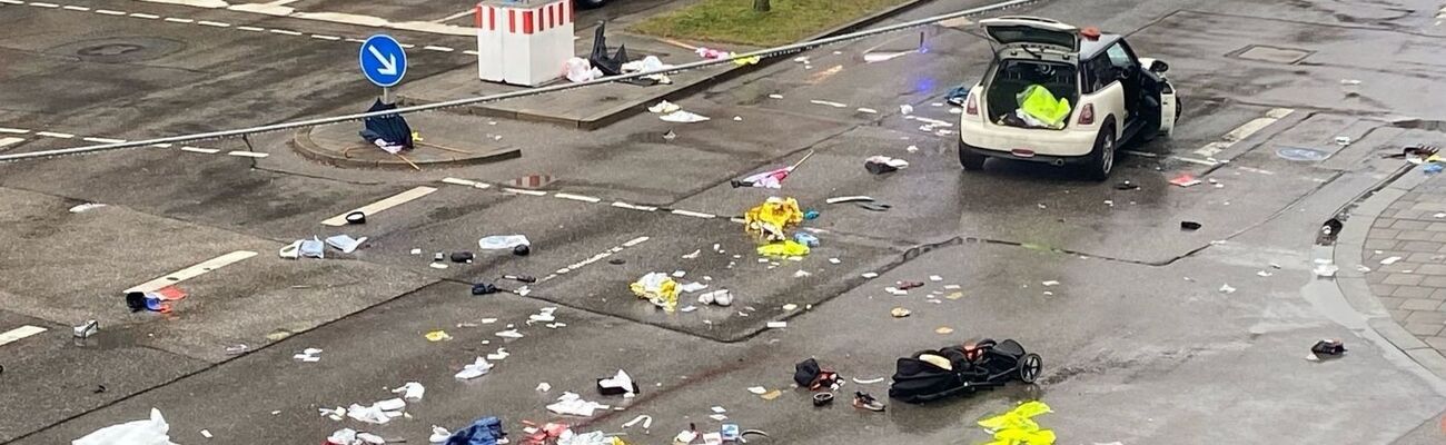 Trümmerteile und Kleidung liegen auf der Straße., © Alexa Gräf/dpa