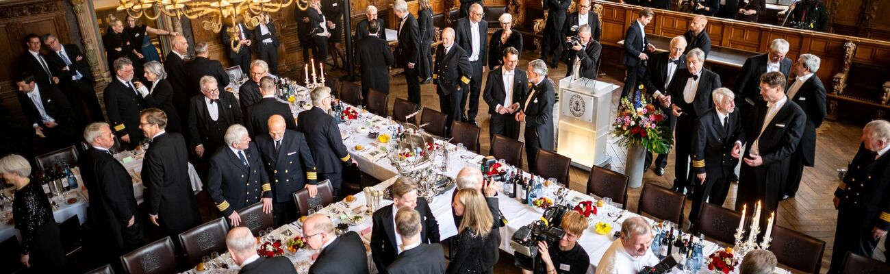 Im Bremer Rathaus haben sich rund 300 Menschen zur traditionsreichen Schaffermahlzeit getroffen. Darunter war als Ehrengast Nordrhein-Westfalens Ministerpräsident Hendrik Wüst (CDU). , © Sina Schuldt/dpa