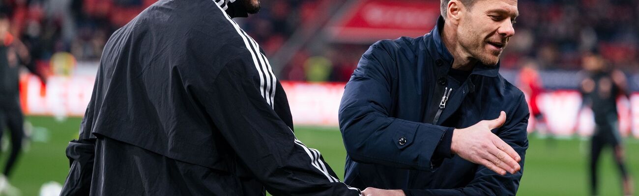 Leverkusen-Coach Alonso will seinem Kollegen Vincent Kompany noch nicht zum Titel gratulieren. , © Marius Becker/dpa